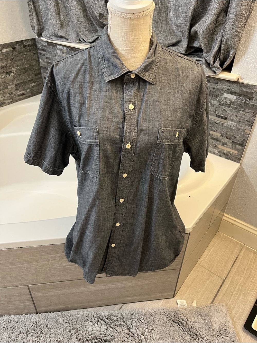 Amazon Essentials Men’s Short-Sleeve Button-Down Shirt in Charcoal Gray